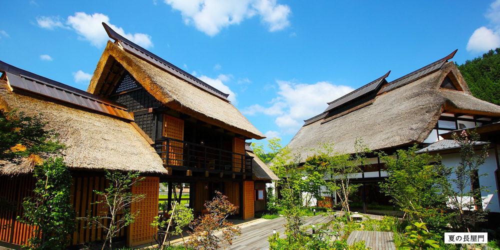 夏の長屋門