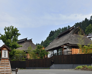 視界いっぱいに広がるかやぶき家屋